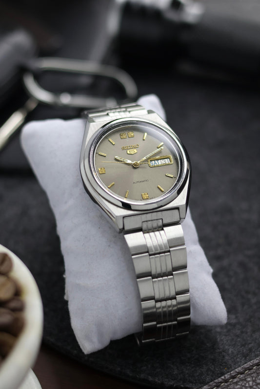 1996 Seiko 5 Silver Sunray Dial - Automatic Vintage Watch (Pre Owned)