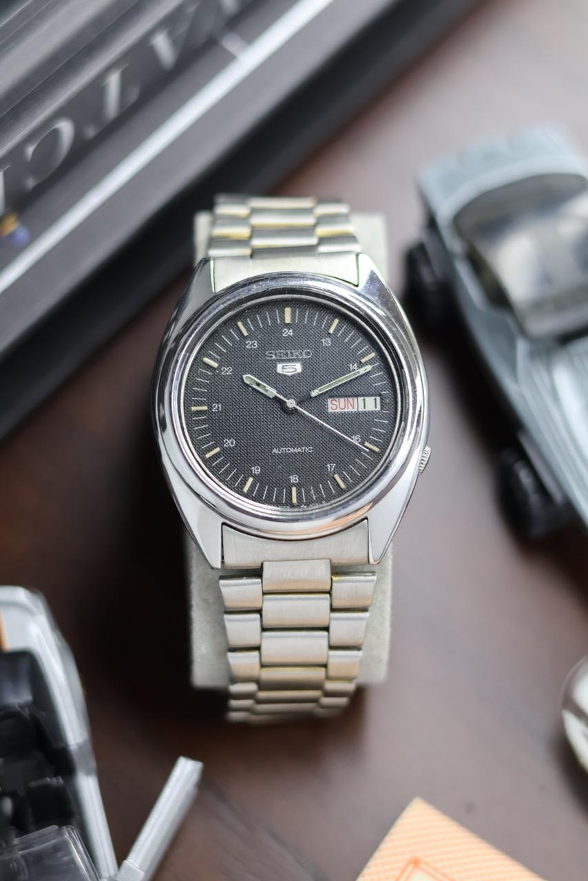 Seiko 5 Black Textured Dial - Automatic Vintage Watch (Pre Owned) - SE511