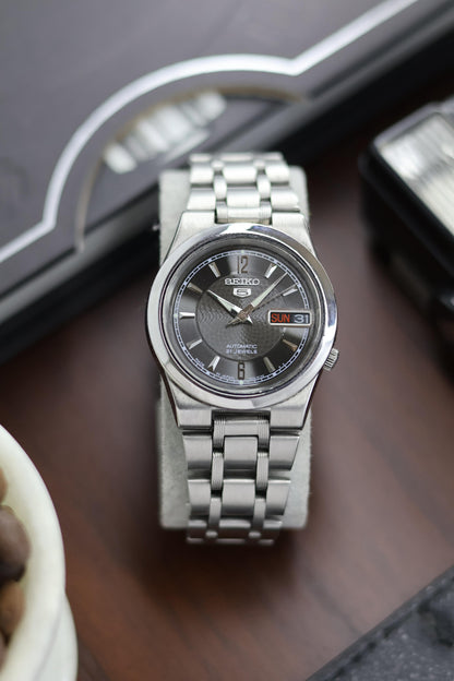 (Super Rare) Seiko 5 Black Carbon Fibre Texture Dial with Glass Back - Automatic Vintage Watch (Pre Owned) - A163