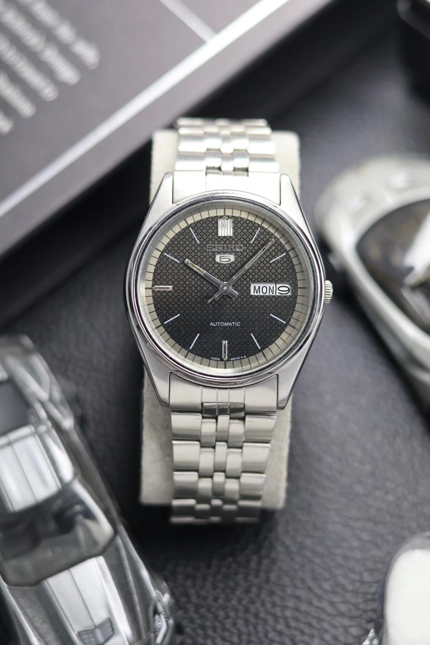 (Super Rare) 1983 Seiko 5 Black/Grey Textured Dial - Automatic Vintage Watch (Pre Owned) - SE518