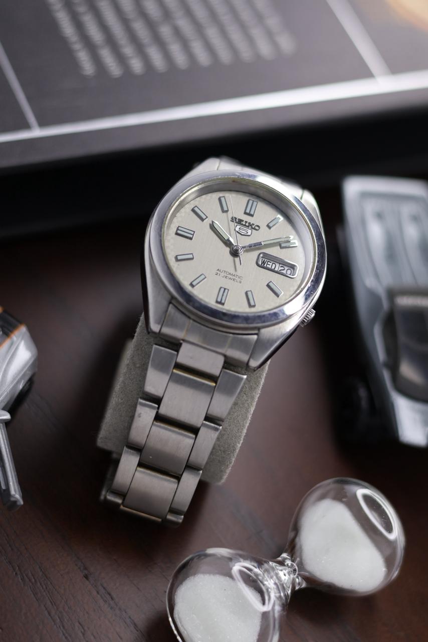 Seiko 5 Grey Dial with Glass Back - Automatic Vintage Watch (Pre Owned) - SE551