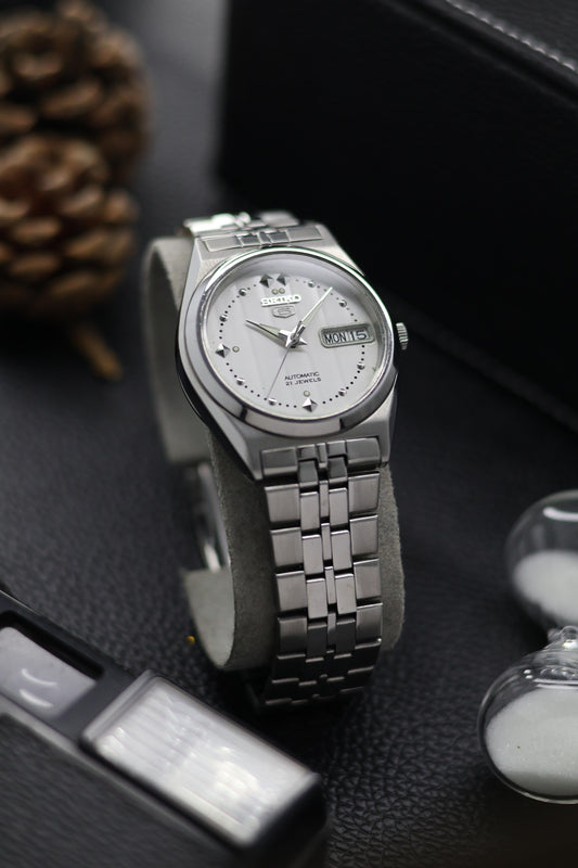 (Super Rare) Seiko 5 White Motif Dial with Glass Back - Automatic Vintage Watch (Pre Owned) - SE572