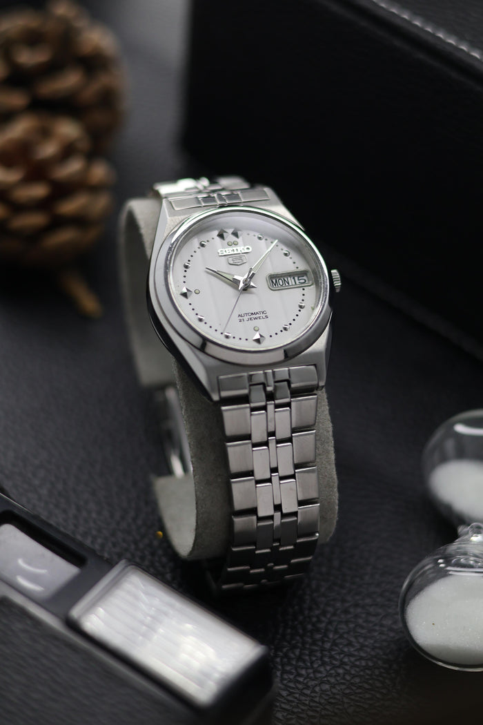 (Super Rare) Seiko 5 White Motif Dial with Glass Back - Automatic Vintage Watch (Pre Owned) - SE572