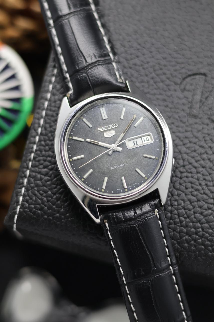 (Super Rare) 1983 Seiko 5 Black Patina Dial - Automatic Vintage Watch (Pre Owned) - SE627