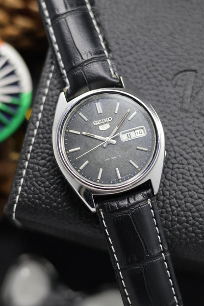 (Super Rare) 1983 Seiko 5 Black Patina Dial - Automatic Vintage Watch (Pre Owned) - SE627