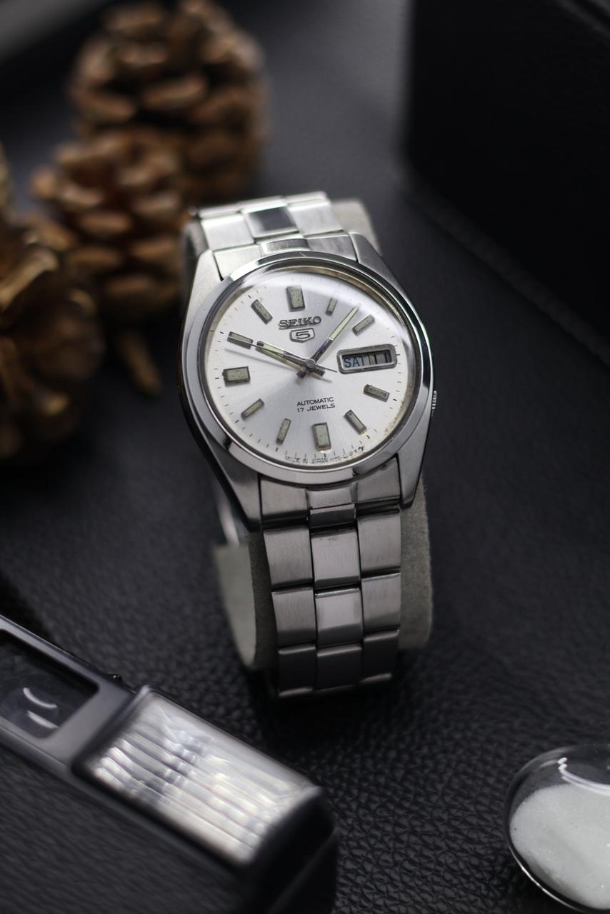 (Super Rare) 1980 Seiko 5 Silver Dial - Automatic Vintage Watch (Pre Owned) - SE640