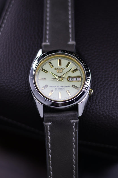 (Super Rare) Seiko 5 Lume Dial with Fixed Dive Bezel and Glass Back - Automatic Vintage Watch (Pre Owned)