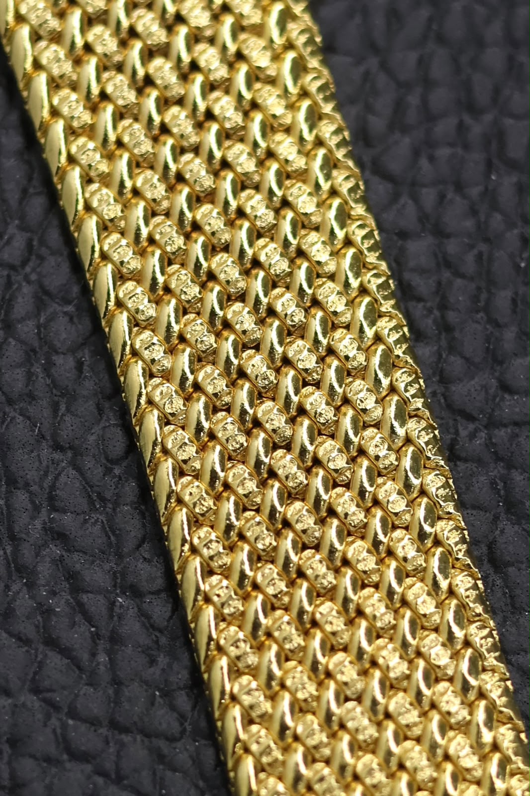 (Extremely Rare) SANDOZ Swiss Ladies Champagne Dial with Integrated Woven Milanese Bracelet - Swiss Vintage Watch (Pre Owned) - SE785