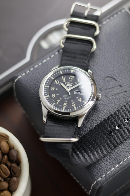 (Super Rare) Seiko 5 Sports 100M Navy Blue Dial with Glass Back - Automatic Vintage Watch (Pre Owned) - A305