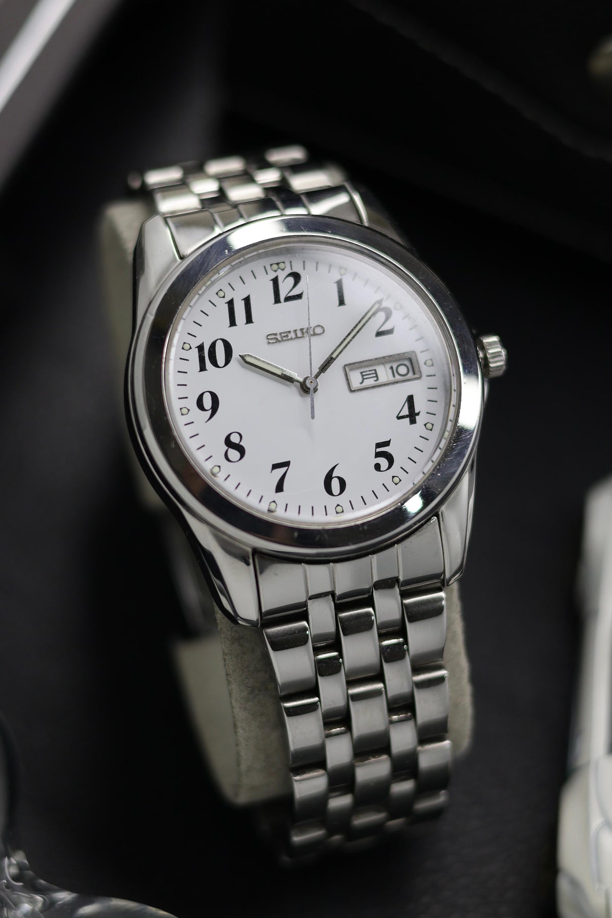 (JDM - Extremely Rare) 1999 Seiko Quartz White Dial with Japanese Kanji Date - Quartz Vintage Watch (Pre Owned) - SE540
