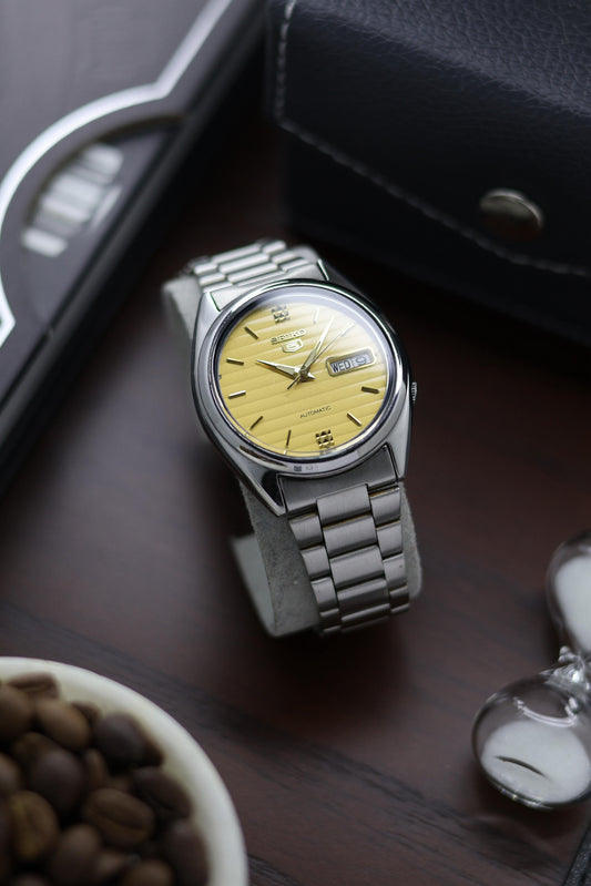 Seiko 5 Yellow Lined Dial with Glass Back - Automatic Vintage Watch (Pre Owned) - A301