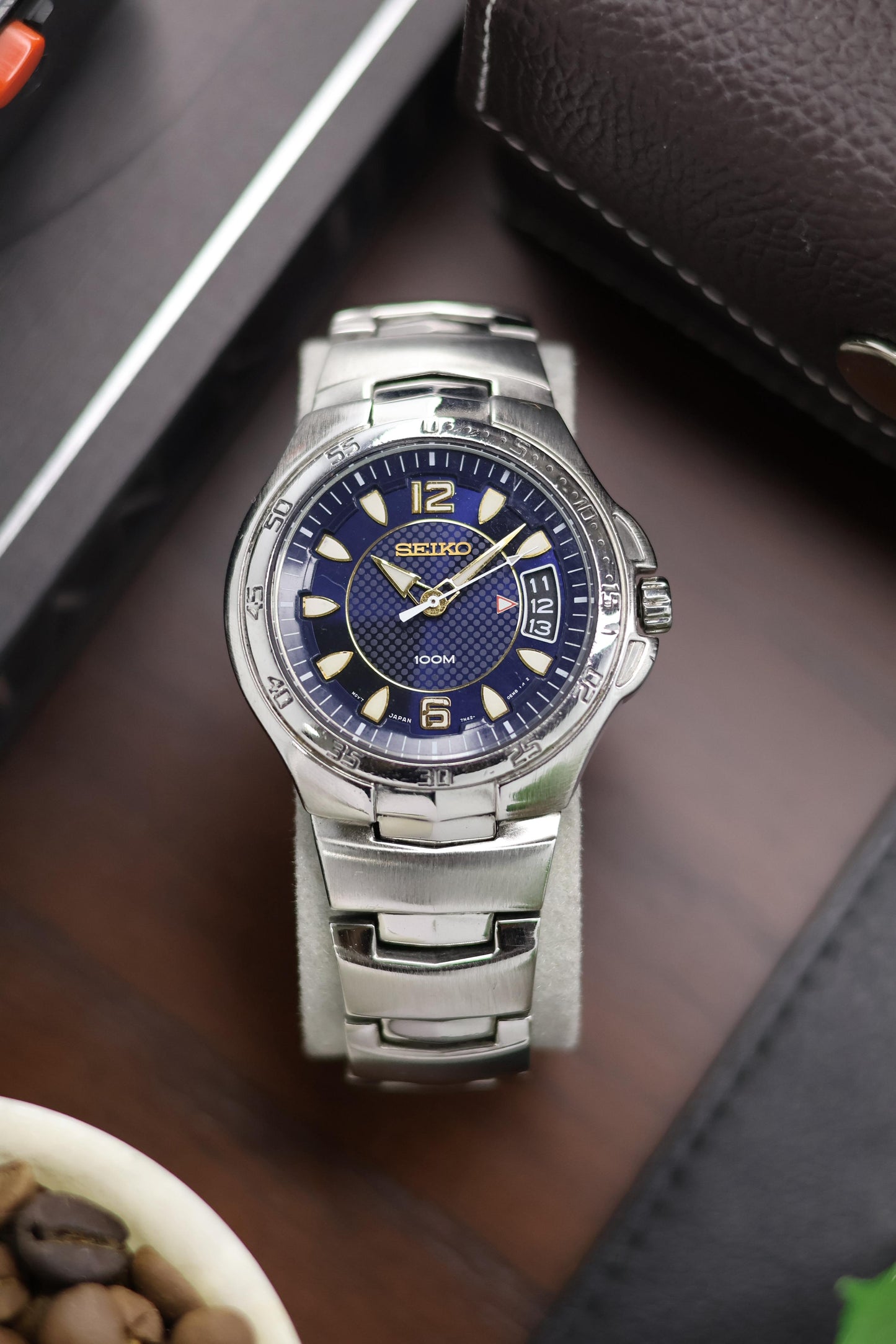 (Super Rare) Seiko 5 Quartz 100M Blue Dial With Date Wheel (Pre Owned) - A180