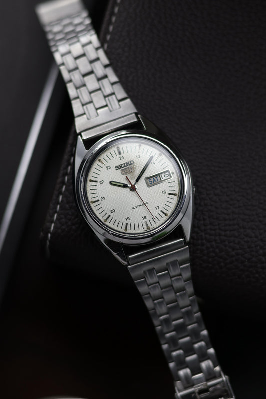 1986 Seiko 5 White Textured Dial - Automatic Vintage Watch (Pre Owned) - A18