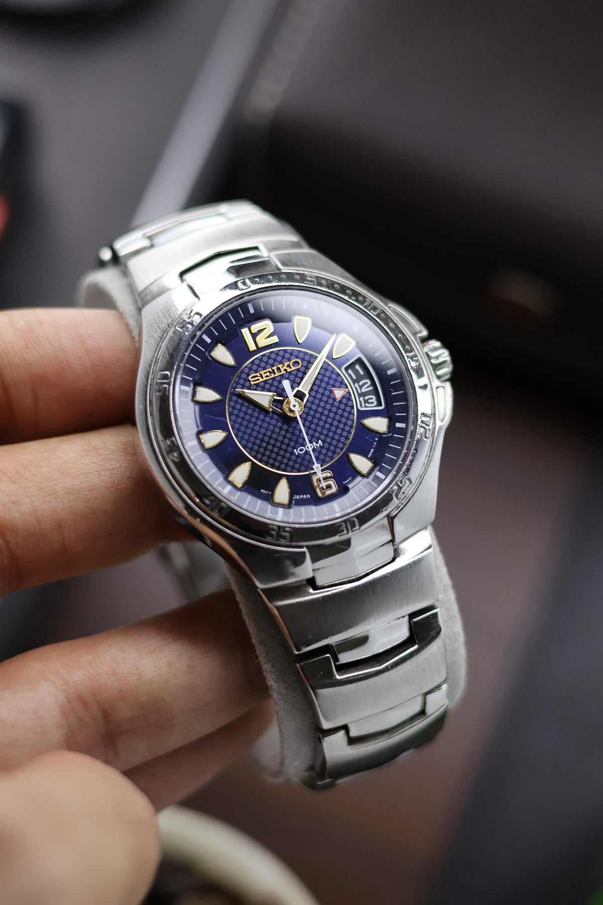 (Super Rare) Seiko 5 Quartz 100M Blue Dial With Date Wheel (Pre Owned) - A180
