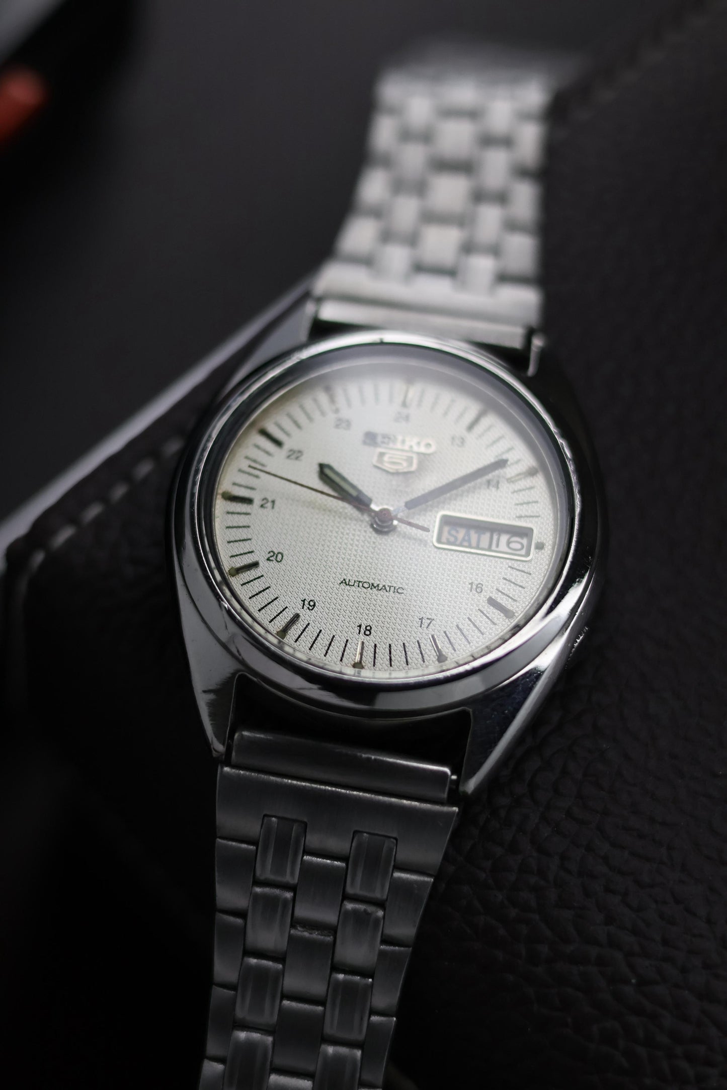 1986 Seiko 5 White Textured Dial - Automatic Vintage Watch (Pre Owned) - A18